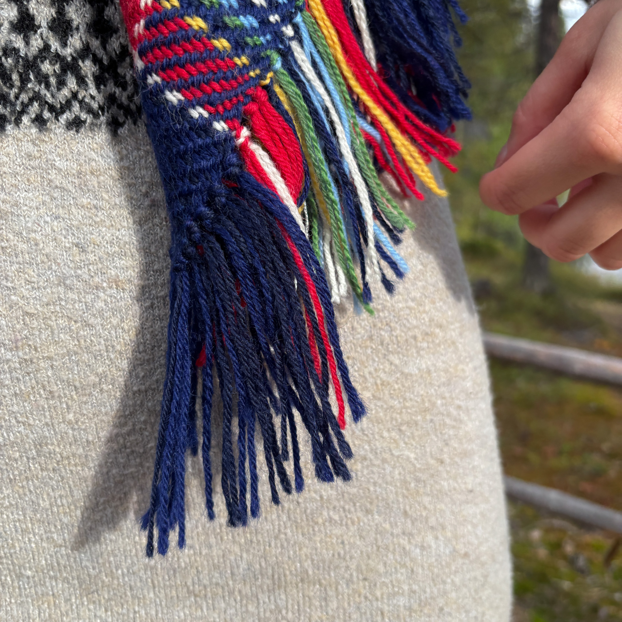 Ellen Haarahiltunen, perinteinen sininen villahuivi 85 cm - Image 4