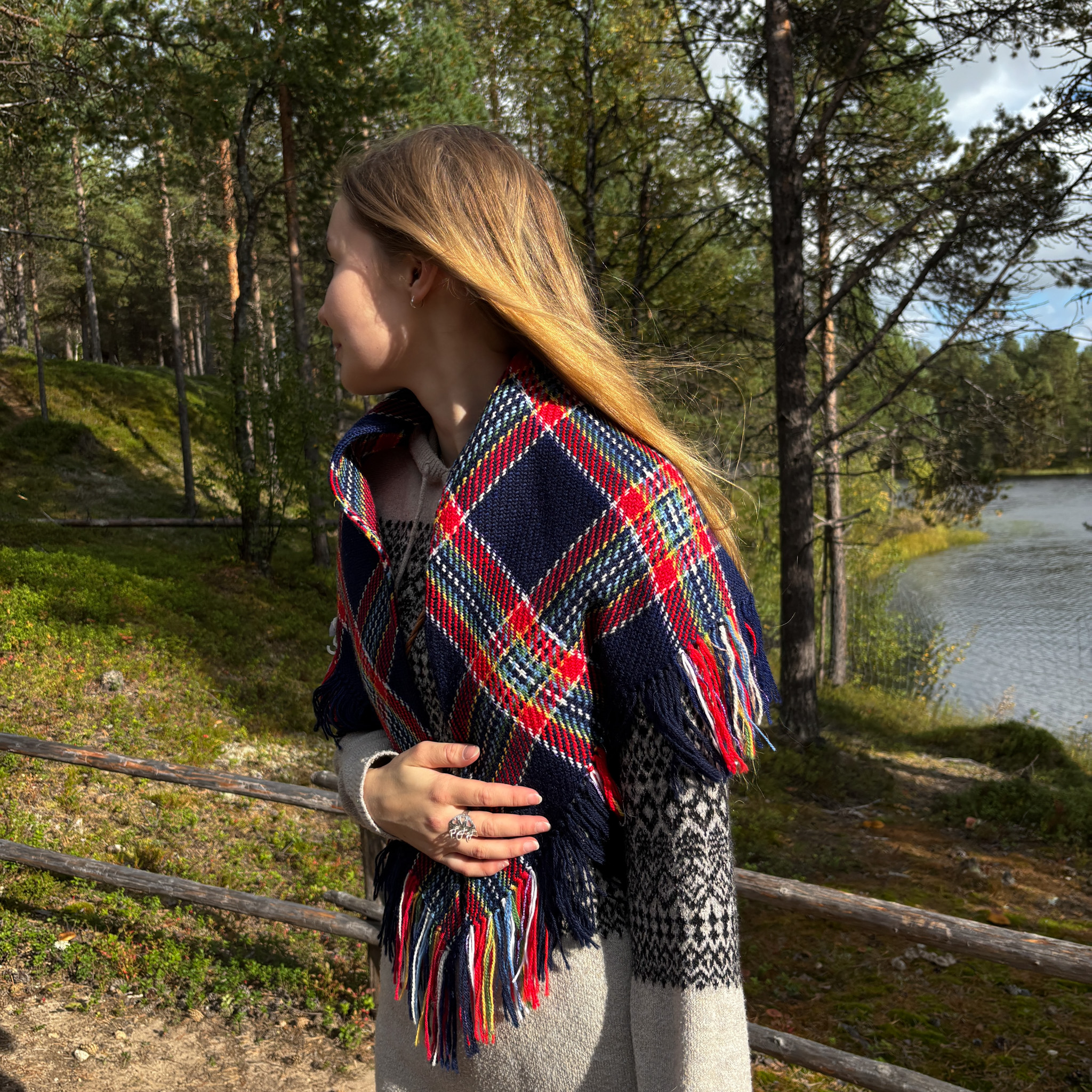 Ellen Haarahiltunen, perinteinen sininen villahuivi 85 cm - Image 3