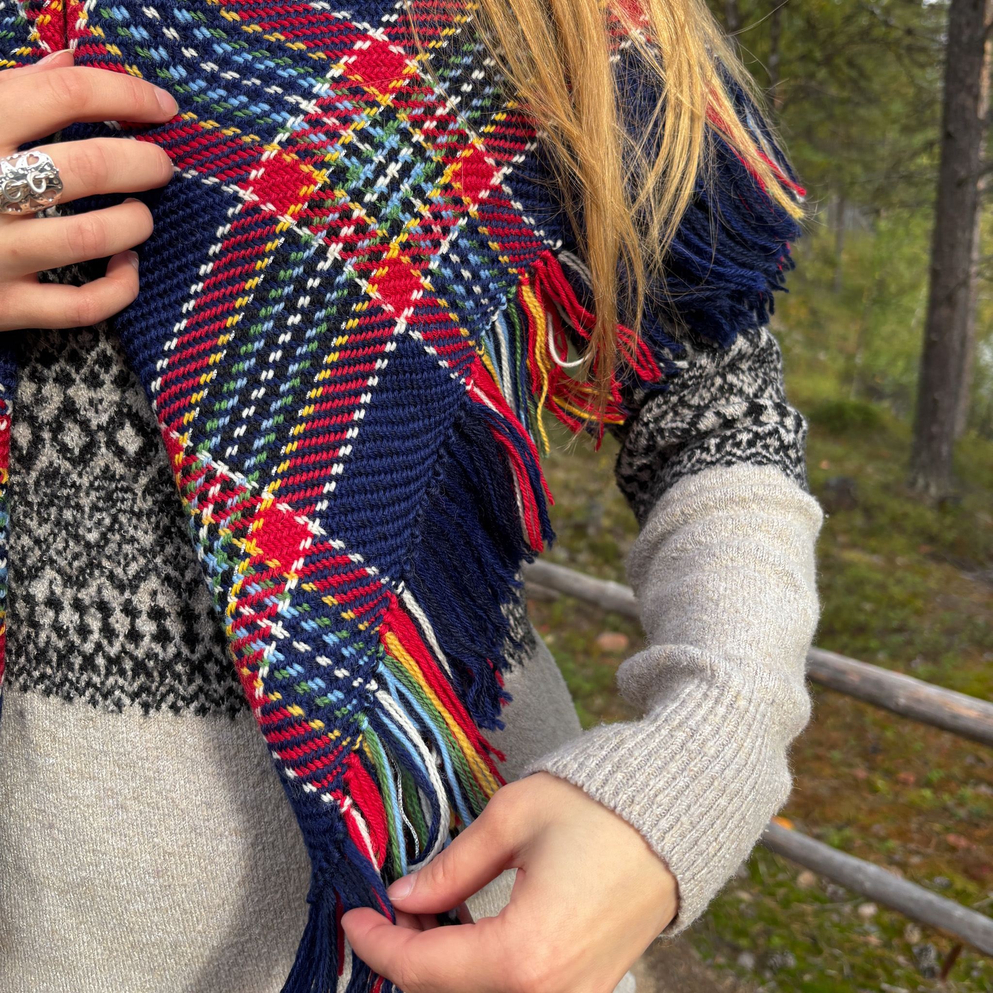 Ellen Haarahiltunen, perinteinen sininen villahuivi 85 cm - Image 2