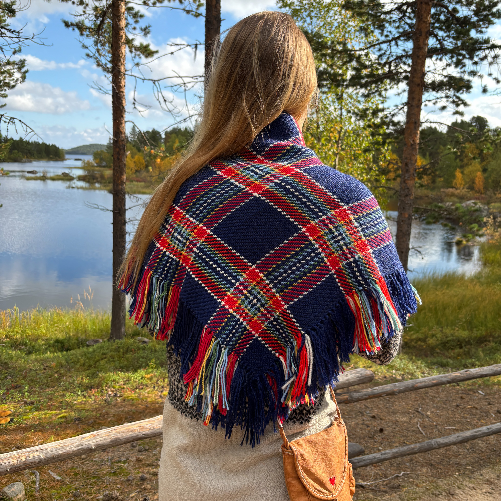 Ellen Haarahiltunen, villahuivi 85 cm kimalle