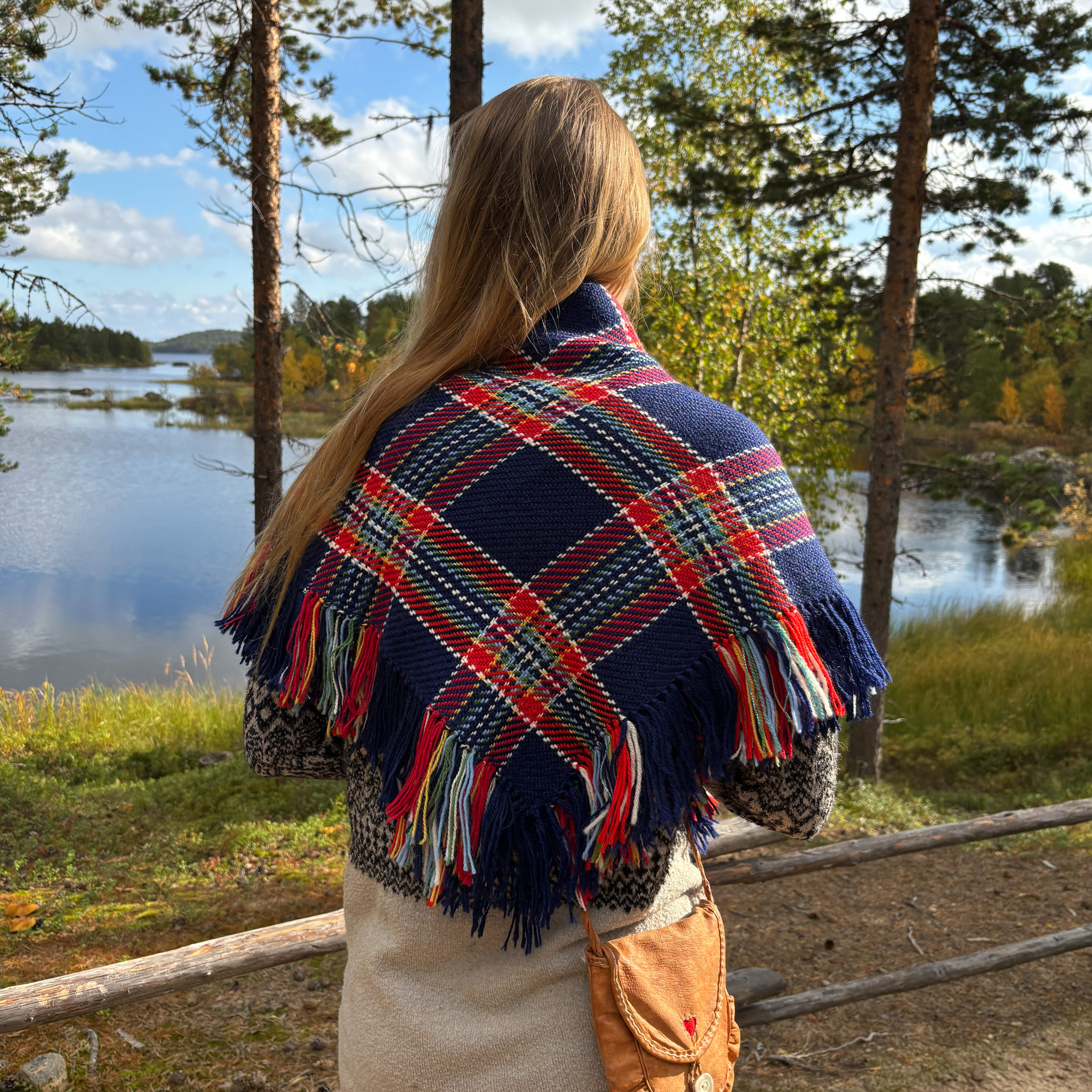 Ellen Haarahiltunen, villahuivi 85 cm kimalle - Image 3