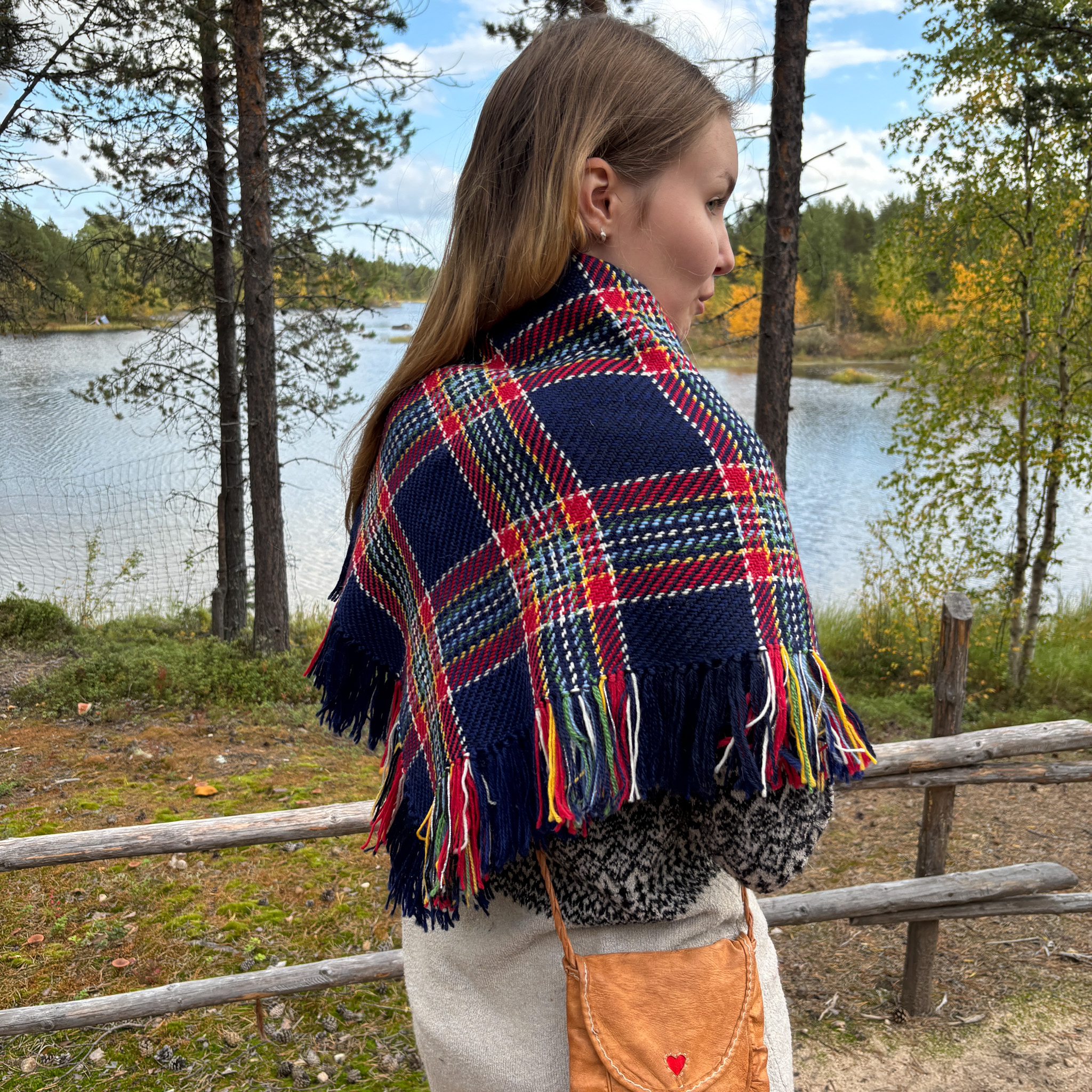 Ellen Haarahiltunen, villahuivi 85 cm kimalle - Image 4