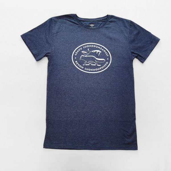 Sininen t-paita Kevon luonnonpuiston logolla.