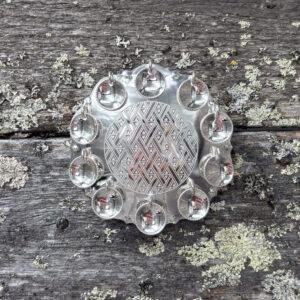 Perinteikäs hopeinen risku, jossa on hopealaukkasia sekä käsin tehtyjä kaiverruksia.