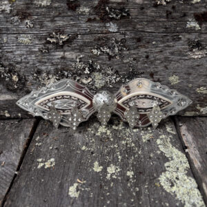 Hopeasta ja poronluusta valmistetut hakaset