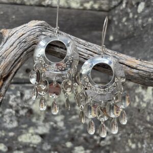 Hopeiset korvakorut kaiverruksilla ja hopeapisaroilla