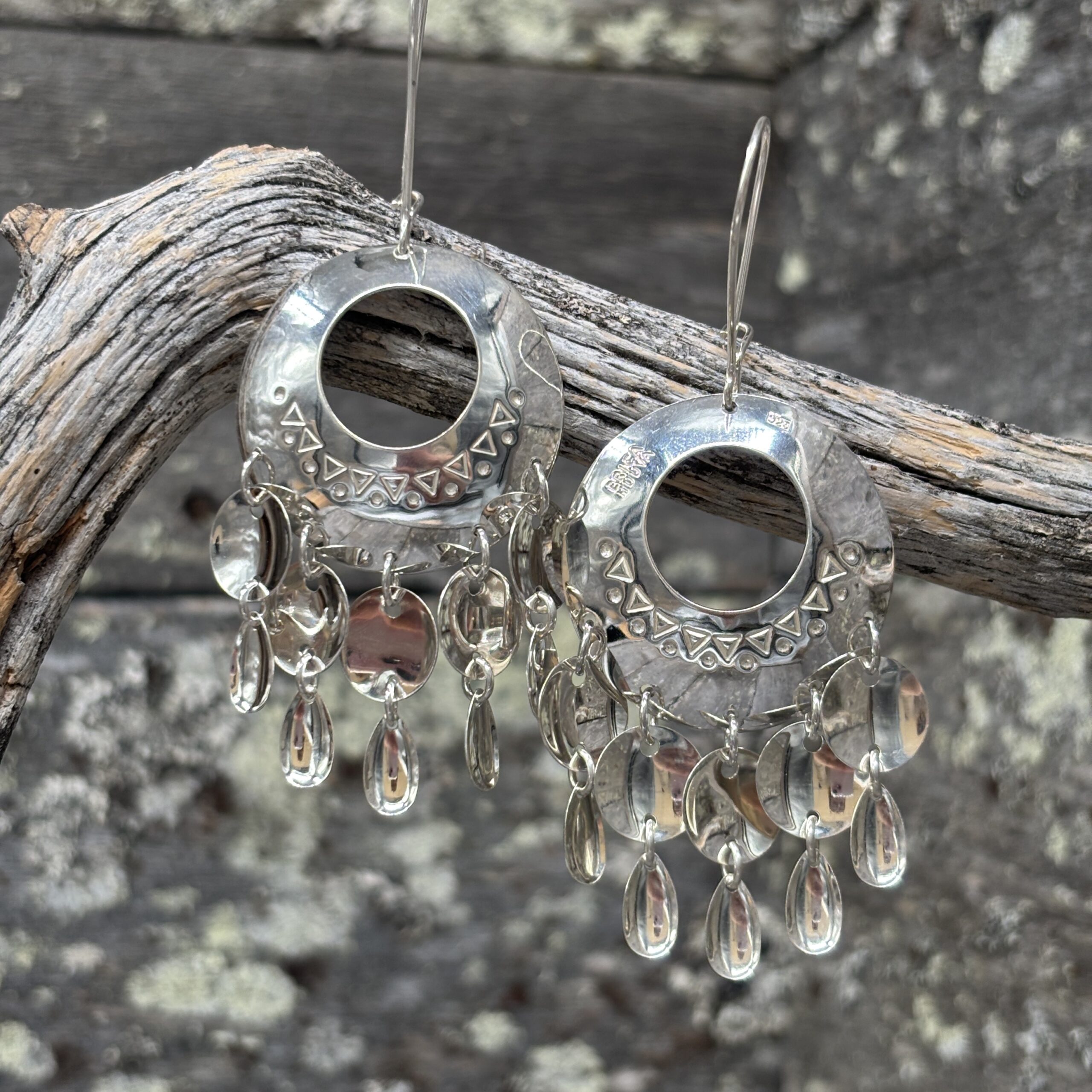 Hopeiset korvakorut kaiverruksilla ja hopeapisaroilla