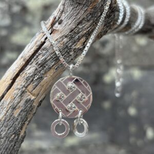 Erica Huuvan hopeinen kaulakoru ksäintehdyillä kaiverruksilla sekä kahdella hopeisella renkaalla