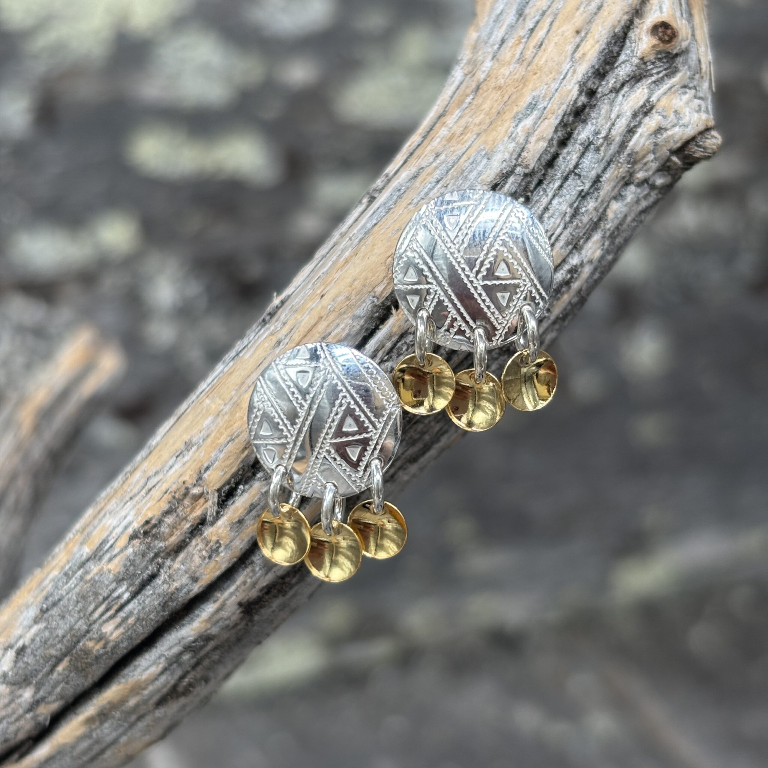 Kultaa ja hopeaa yhdistelevät korvakorut, joissa on käsintehtyjä kaiverruksia