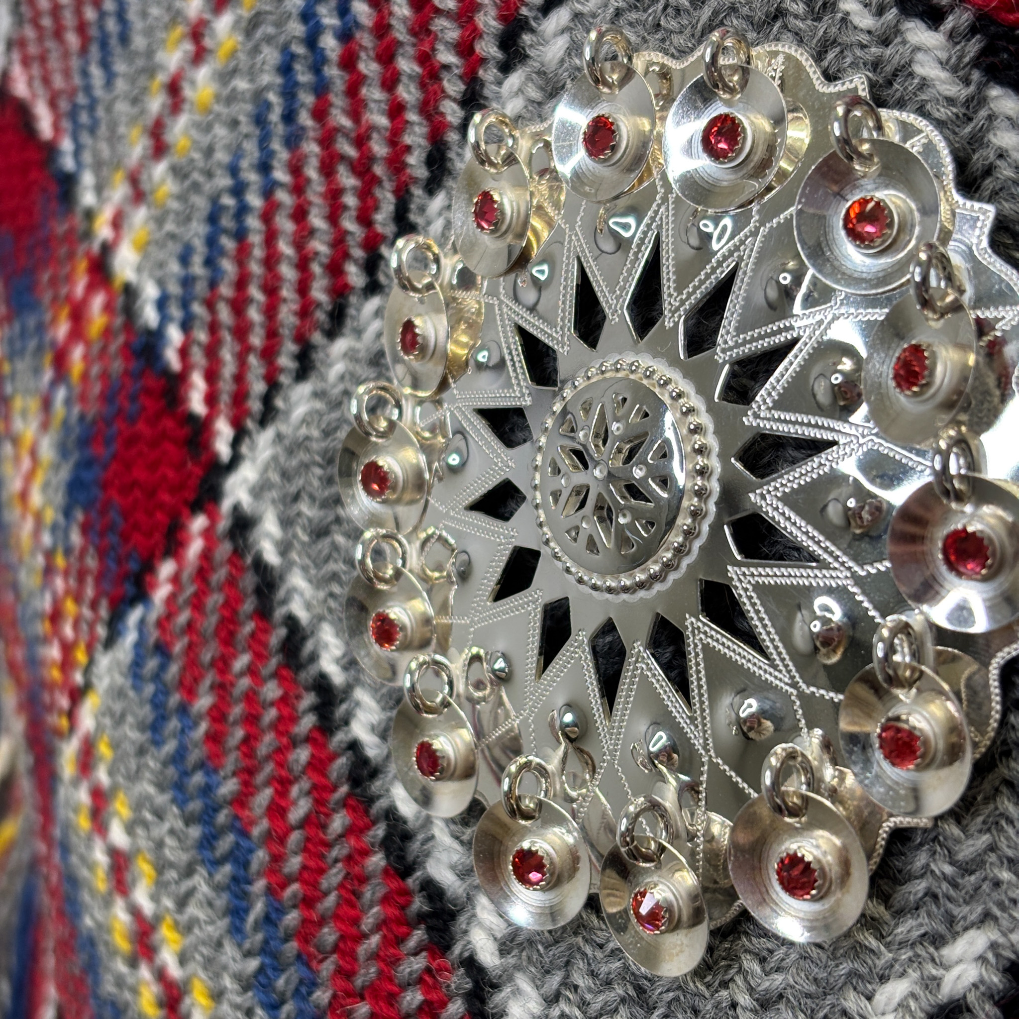 Risku Muohta 8 cm, punaiset kivet, Erica Huuva - Image 3