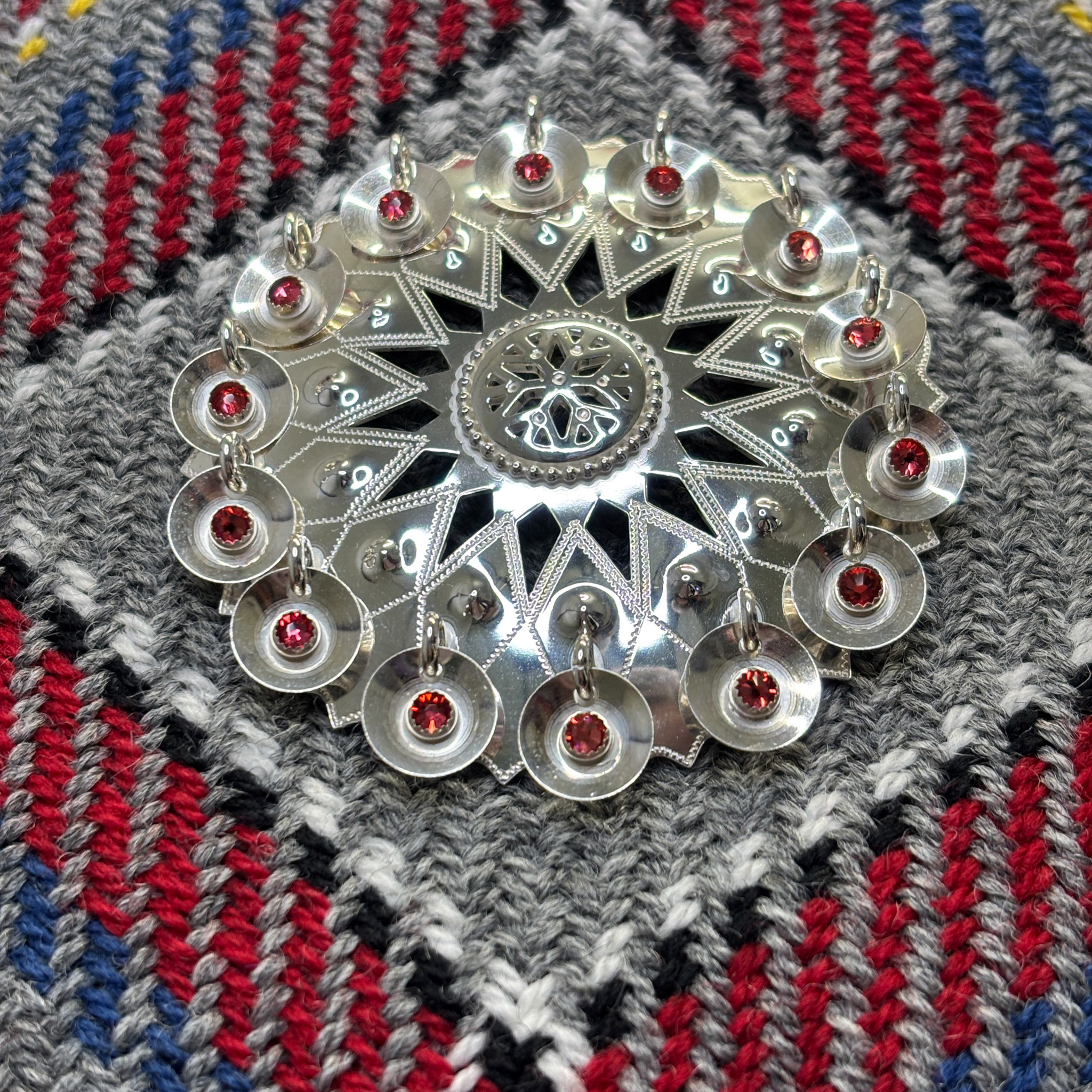 Risku Muohta 8 cm, punaiset kivet, Erica Huuva - Image 2