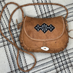 Sisnalaukku, mustapohjainen vaakakuvio, Olga Kangasniemi