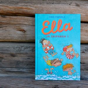 Ella ja kaverit 1 -kirjan kansi. Inarinsaamenkielisen käännöksen kansikuva. Vaaleansinisellä taustalla on viisilasta uimassa ja juuri hypäämässä veteen. Kuva on hauskasti ja humoristisesti maalattu vesiväreillä