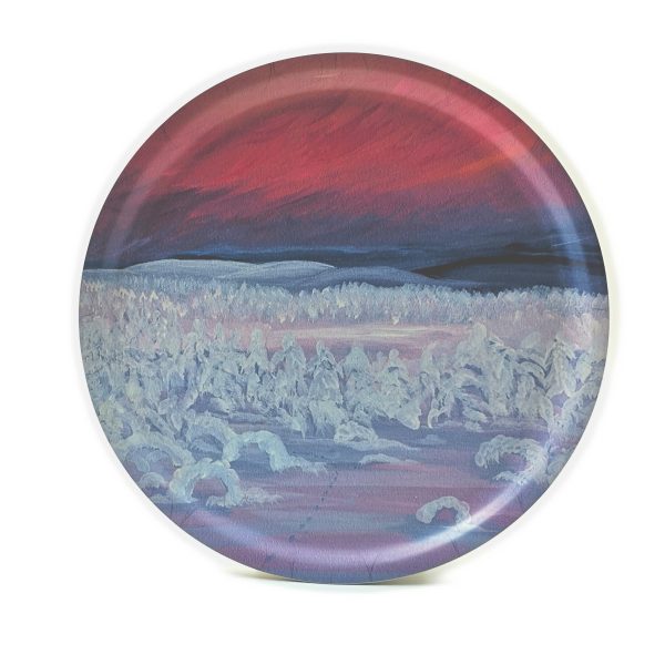 Talvinen maisema maalattu pyöreään tarjottimeen. Taivas on violetin ja pinkin sävyinen alhaalla on lunta ja tykkylumipuita