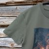 Siidan t-paita Lada Suomenrinteen taidevalokuvasta tehdyllä printillä. Yksityiskohta paidan hihasta ja kauluksesta.