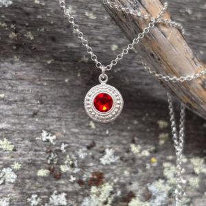 Erica Huuvan punainen kaulakoru