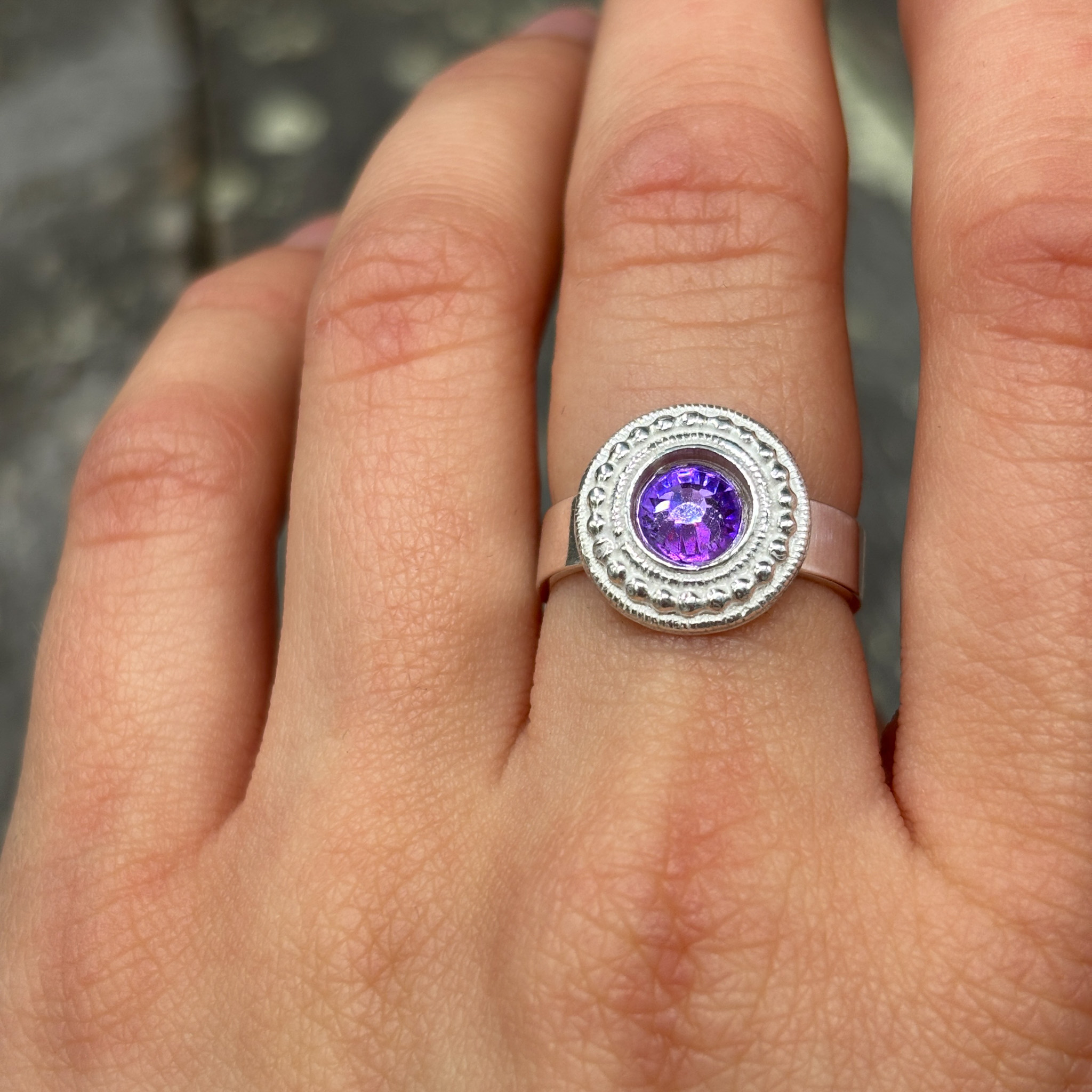 Sormus Ráhkisvuohta, violetti, Erica Huuva - Image 2