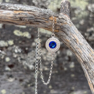 rannekoru sinisellä korukivellä