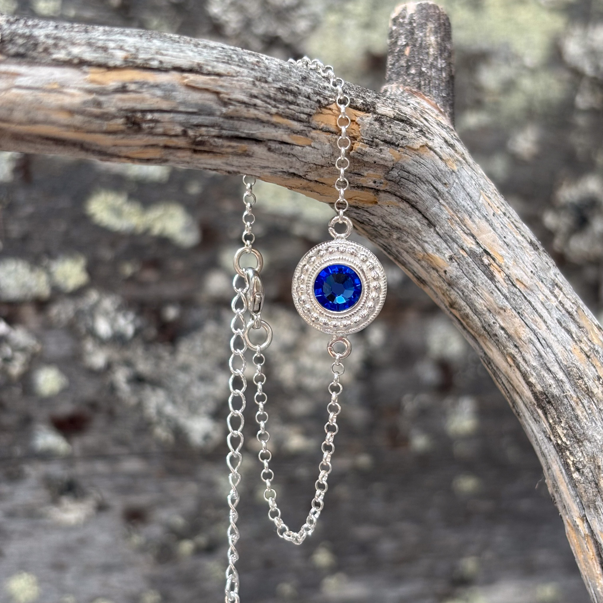 rannekoru sinisellä korukivellä