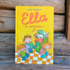 Ella ja kaverit 2 -kirjan kansi. Inarinsaamenkielisen käännöksen kansikuva. Keltaisella taustalla kolme lasta, joista yhdellä on selässään suuri rinkka täynnä tavaraa. Kuva on hauskasti ja humoristisesti maalattu vesiväreillä