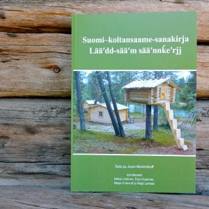 Kirja Koltansaame-suomi sanakirja. Suomi-koltansaame-sanakirja, Lää'dd-sää'm sää'nnǩe'rjj, Tekijät: Moshnikoff Minna ja Jouni