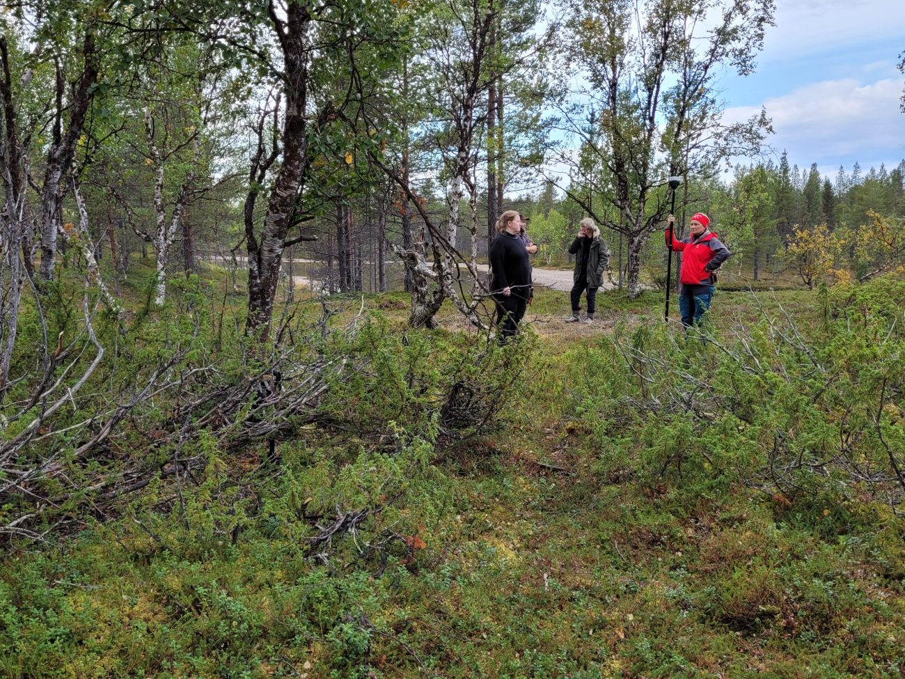 Talvikylän tupasijoja kartoitettiin tarkalla GPS-vastaanottimella. Kuvassa Tiina Sanila-Aikio, Mikko Orassalo, Risto Semenoff ja Erva Niittyvuopio. Kuva Eija Ojanlatva.