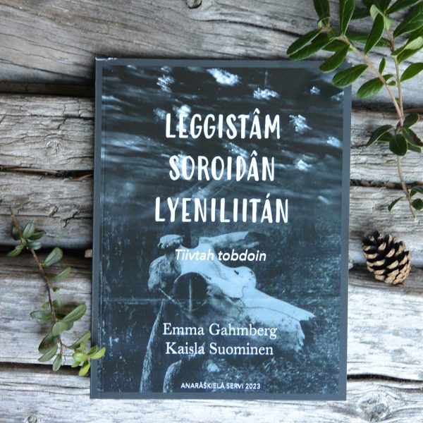 Kaisla Suominen ja Emma Gahmberg äidinkielentunneilla Inarin yläasteella kirjoittama runokirja Leggistâm soroiđân lyeniliitán.