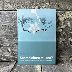 Áile Aikion "Saamelainen museo? Tutkimus saamelaisen kulttuuriperinnön ontologisesta politiikasta" -artikkeliväitöskirjan etukansi, jossa taiteellinan kuva yläreunassa