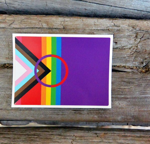 Sympoli, jossa on osa saamenlipusta tehdystä Pride lipusta. Värikäs, oikealla violettia ja vasemmalla sateenkaaren raidat.