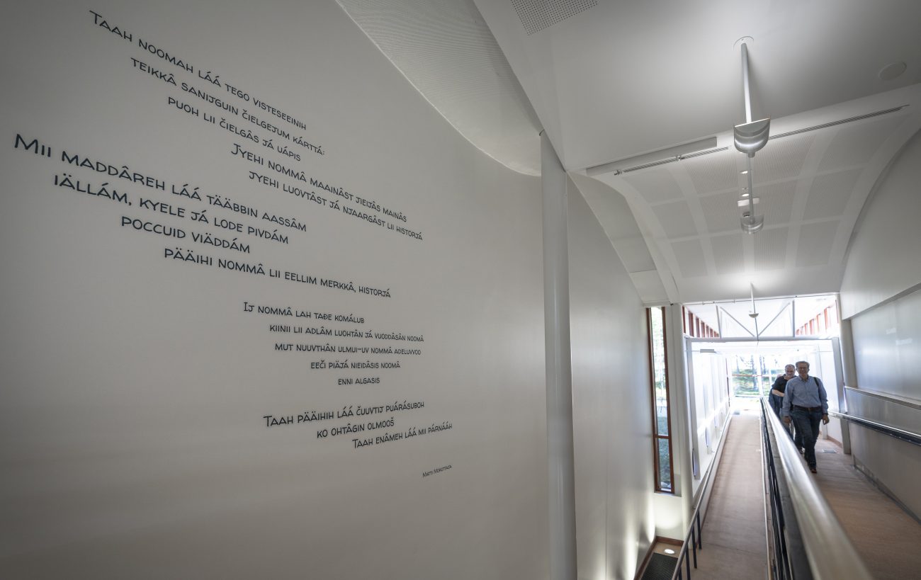 Saamenkielinen runo kirjoitettuna seinälle
