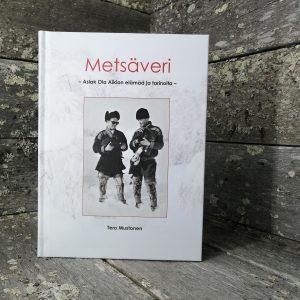 Tero Mustosen teos Metsäveri, , Aslak Ola Aikion elämää ja tarinoita -teoksen kansikuva, jossa on mustavalkoinen kuva kahdesta miehestä