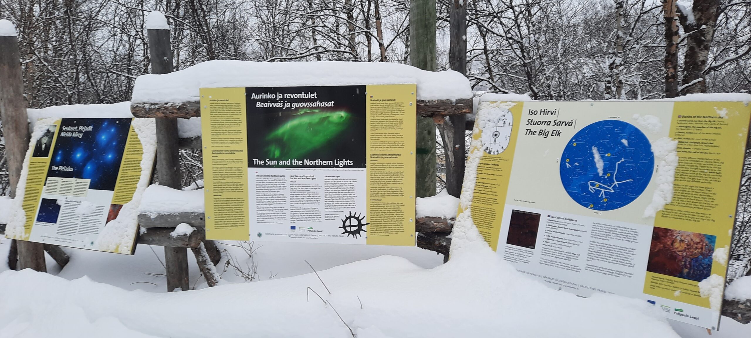 Taulut, joissa kuvia ja tekstejä talvisessa maisemassa