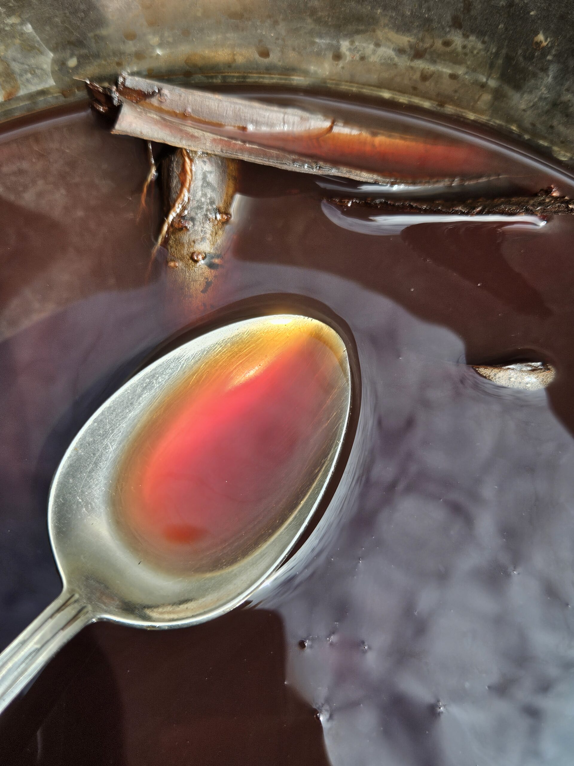 Lusikka, jossa ruskeaa lientä