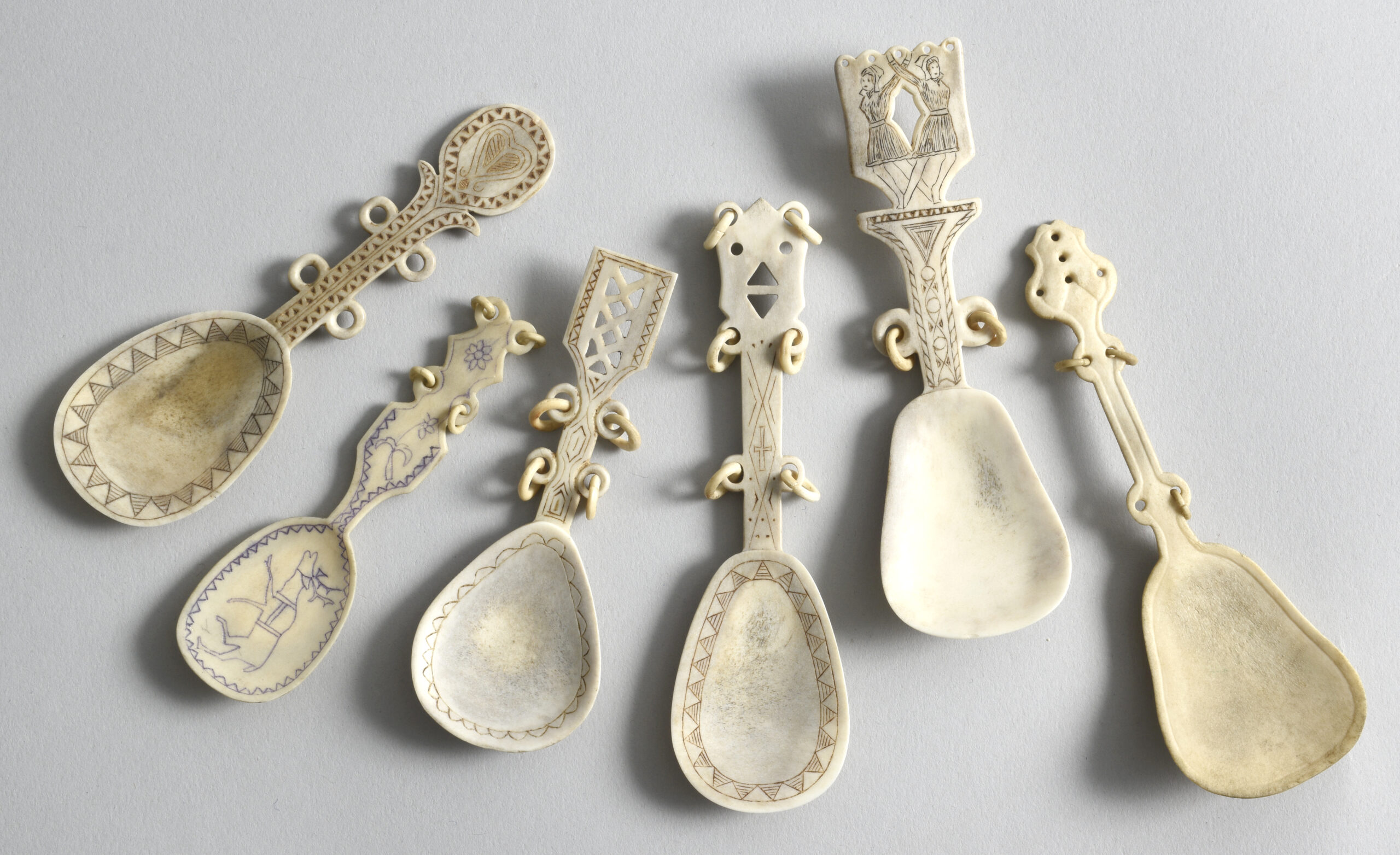 Sarvesta tehtyjä koristeellisia lusikoita