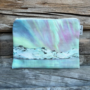 Kauneuspussukka, jossa tunturimaisema revontulitaivaalla