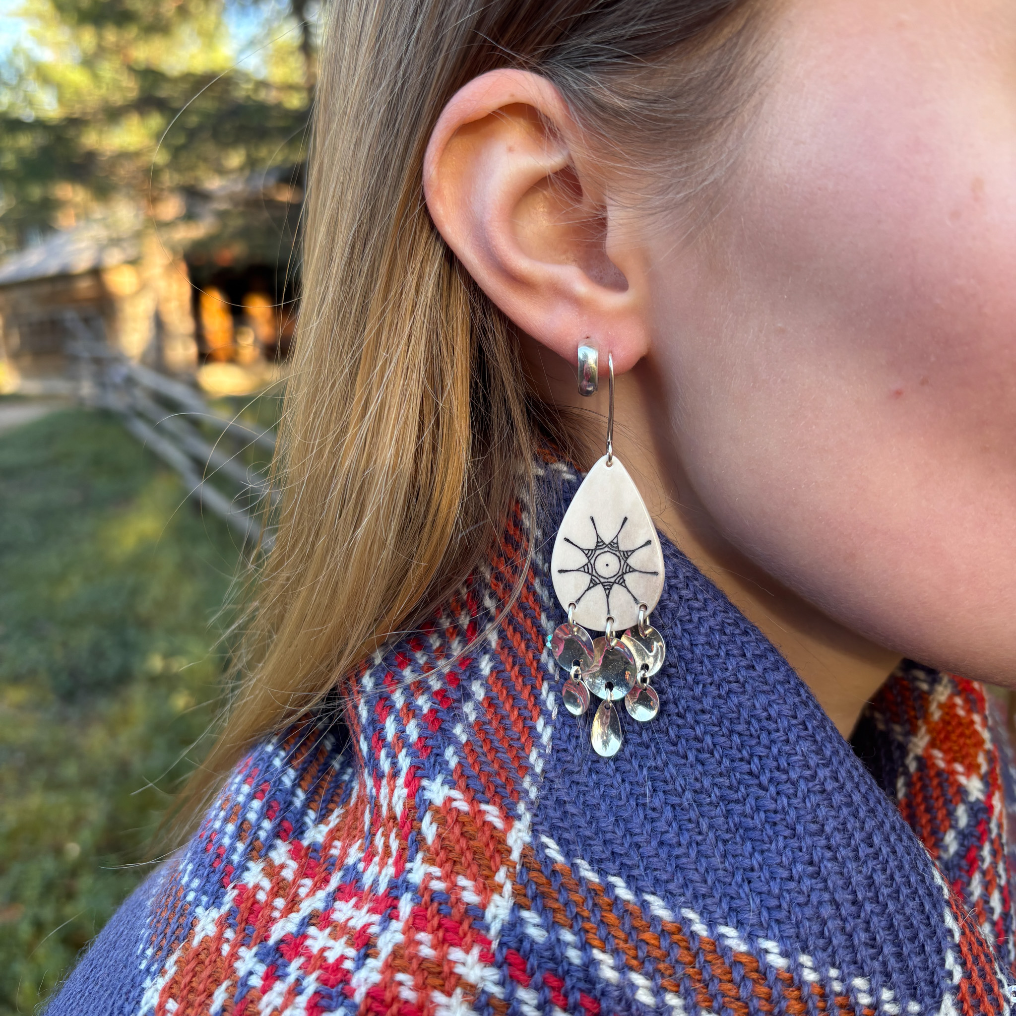 Pienempi pisara korvakoru, aurinko kuviolla, Tapiola Ilmari - Image 3