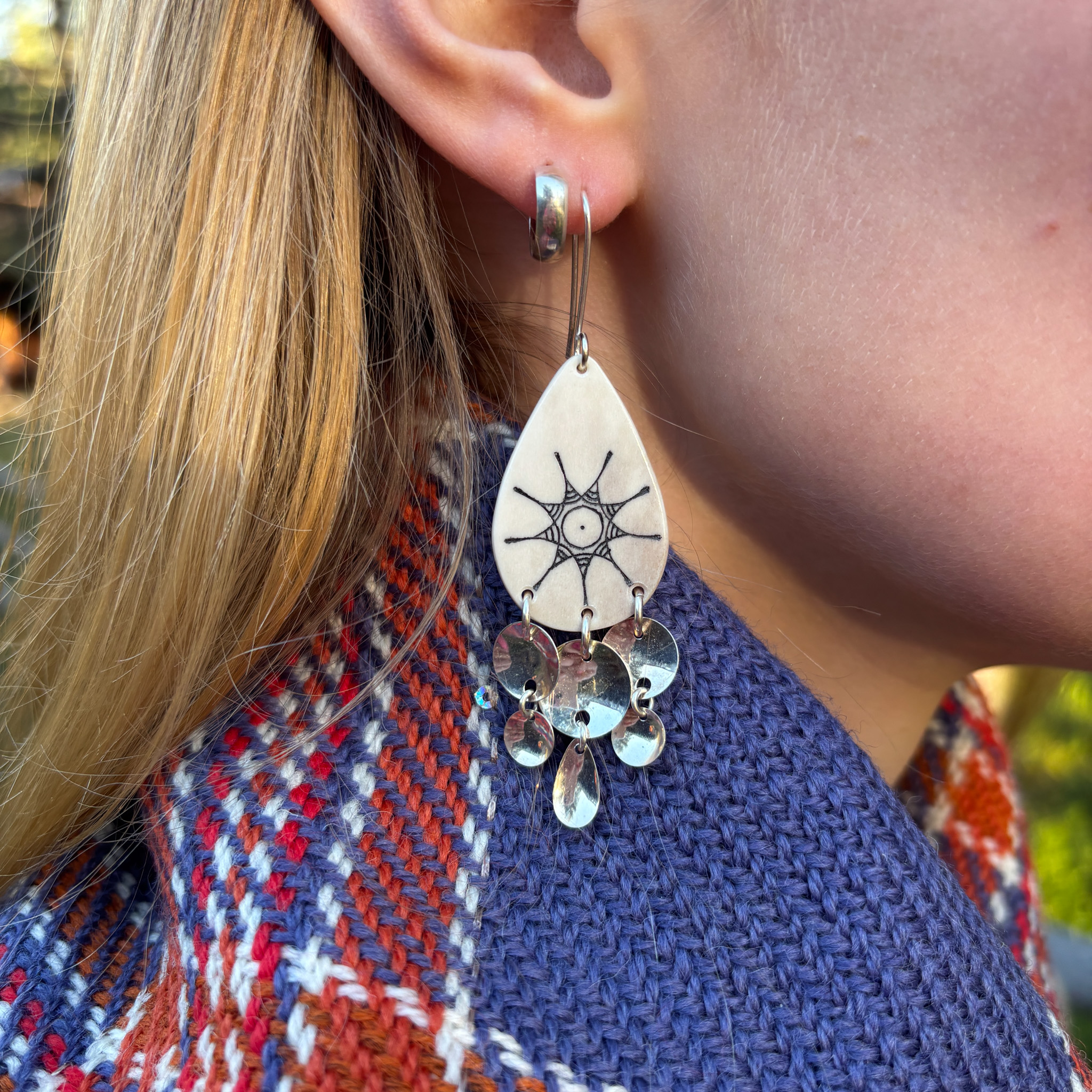 Pienempi pisara korvakoru, aurinko kuviolla, Tapiola Ilmari