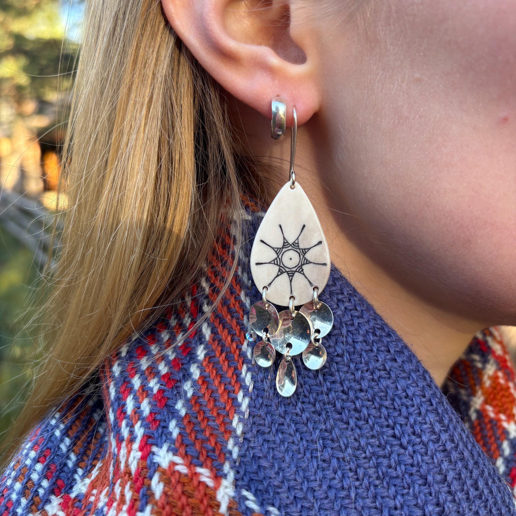 Pienempi pisara korvakoru, aurinko kuviolla, Tapiola Ilmari - Image 2