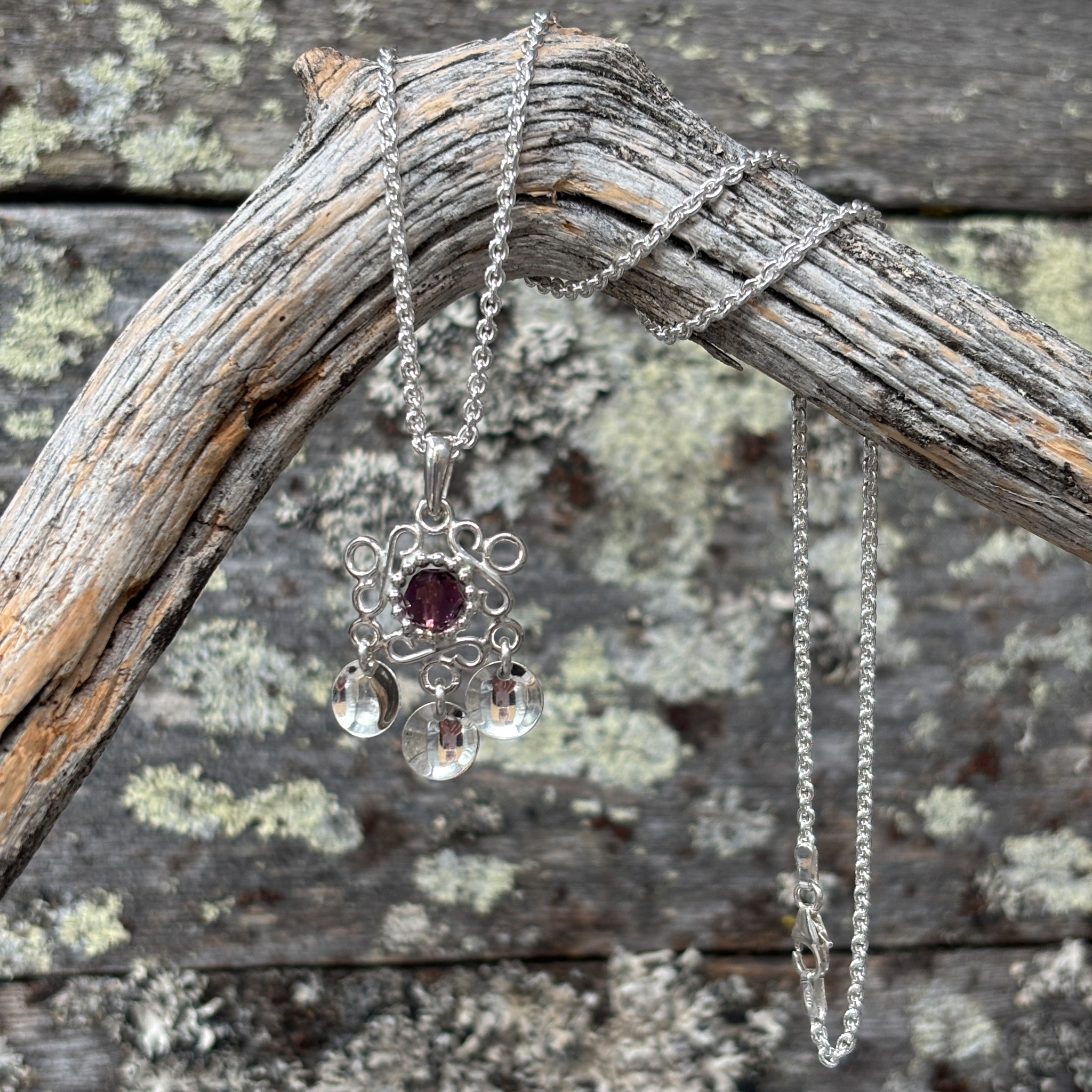 Muorjjit -riipus kolmella pyöreällä laukkasella, violetti, Haraldin paja - Image 2