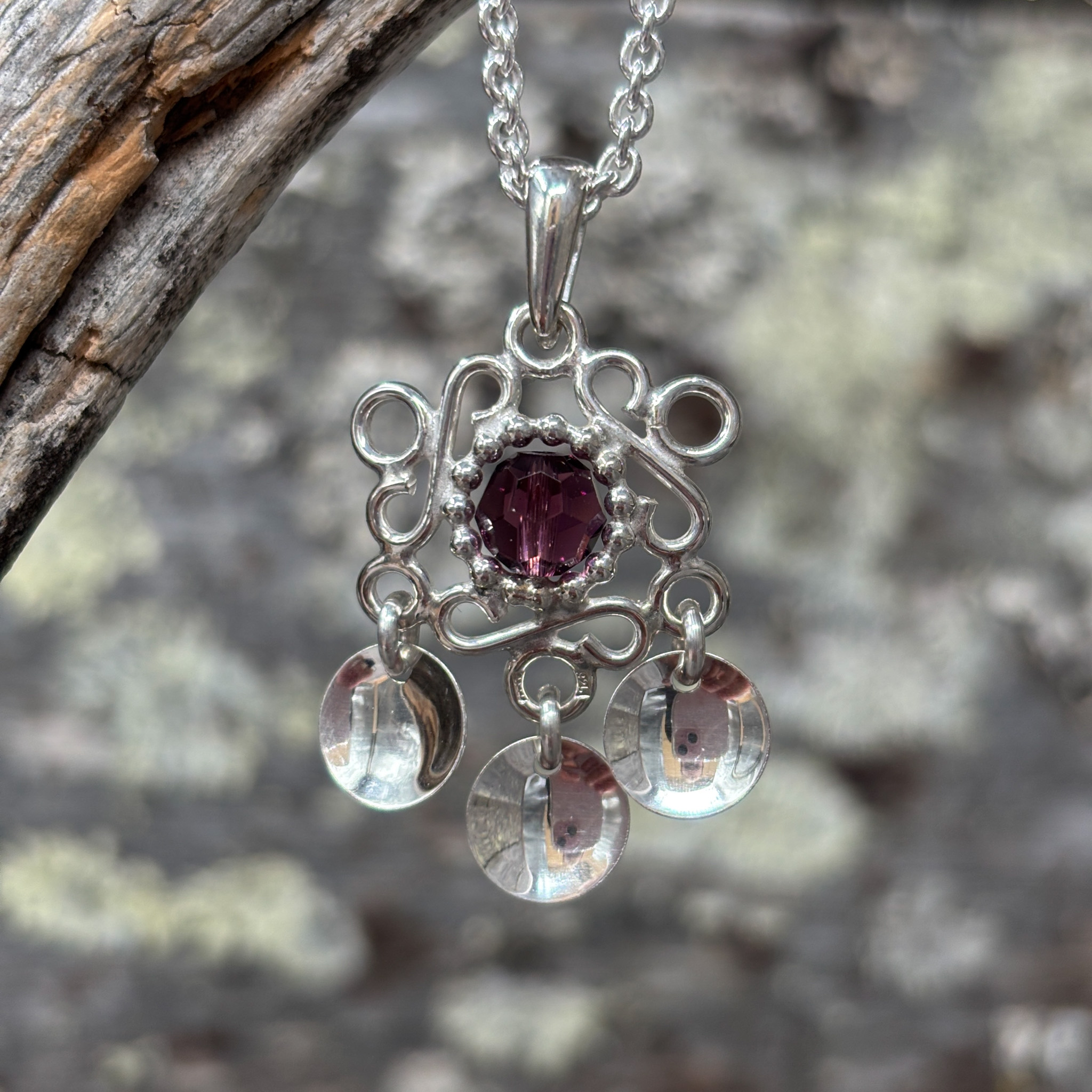 Muorjjit -riipus kolmella pyöreällä laukkasella, violetti, Haraldin paja