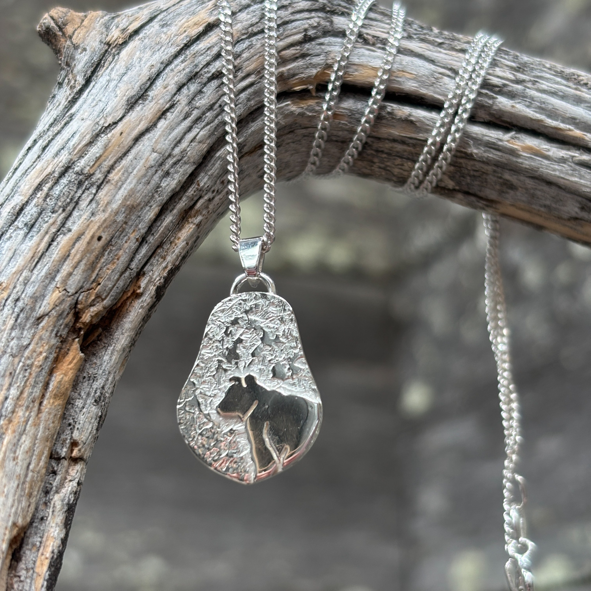 Äiti suojelee -kaulakoru, Kati Puolakangas Design