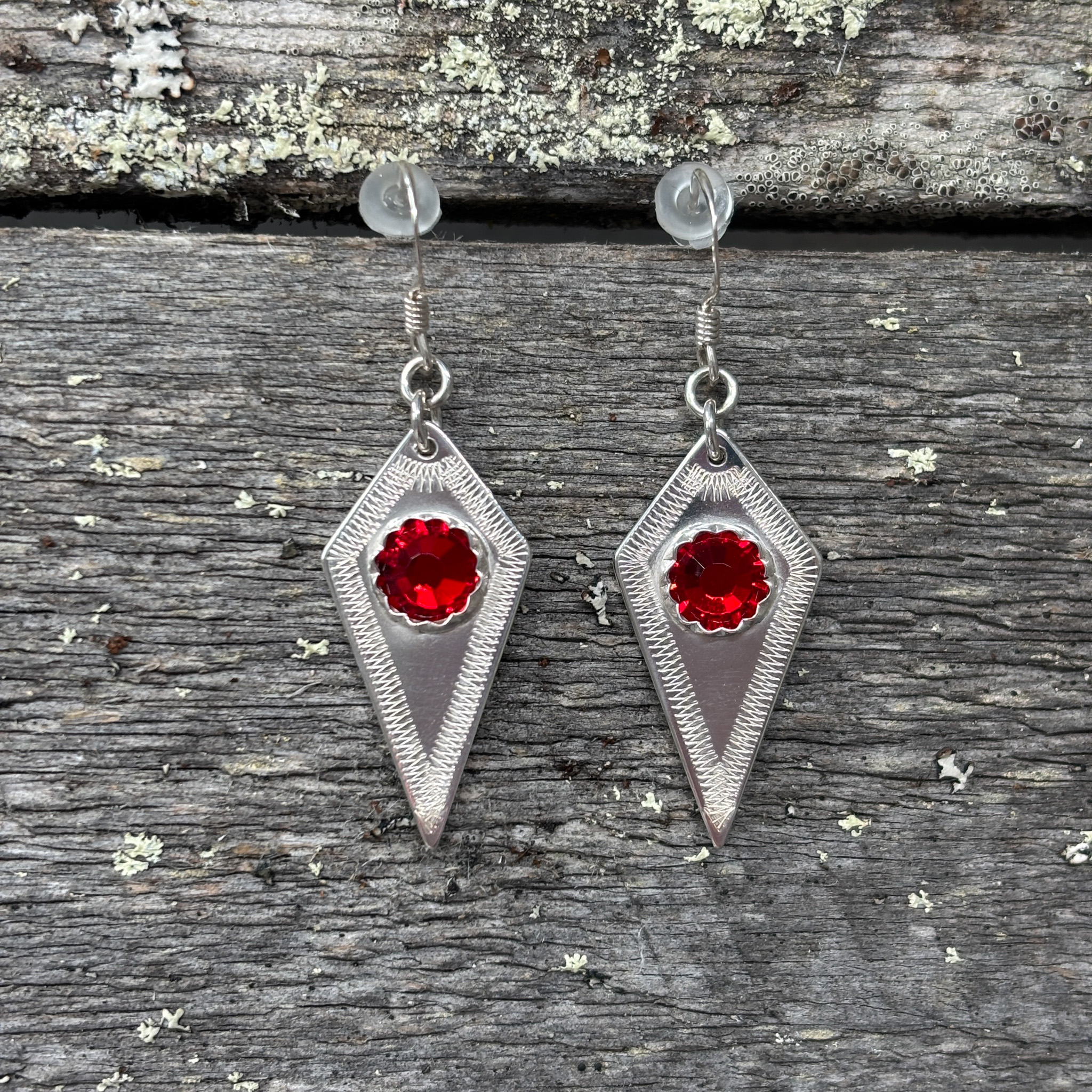 Utsjoen timantit korvakorut, punainen, Haraldin paja