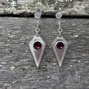 Utsjoen timantit korvakorut, violetti, Haraldin paja