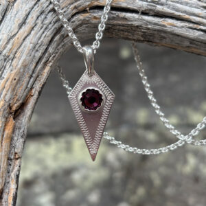 Utsjoen timantit kaulakoru, violetti, Haraldin paja