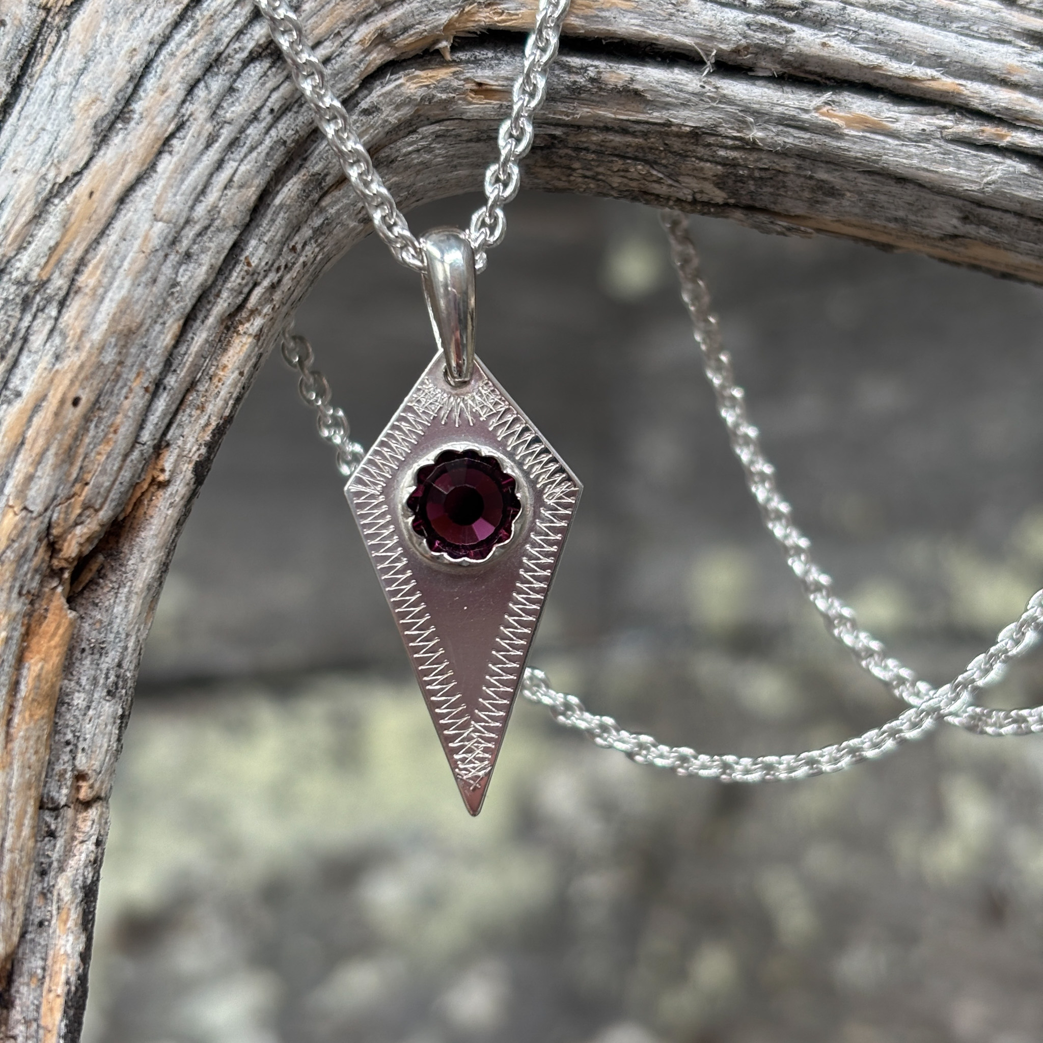 Utsjoen timantit kaulakoru, violetti, Haraldin paja