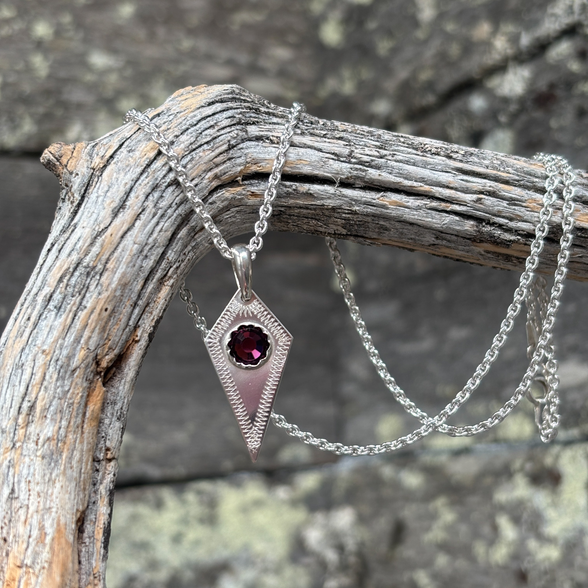 Utsjoen timantit kaulakoru, violetti, Haraldin paja - Image 2