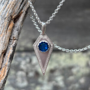 Utsjoen timantit kaulakoru, sininen, Haraldin paja