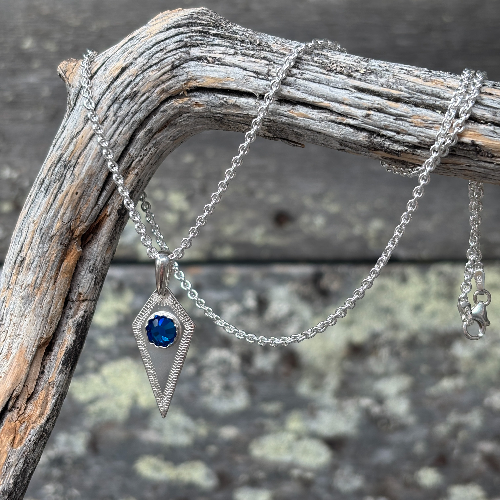 Utsjoen timantit kaulakoru, sininen, Haraldin paja - Image 2