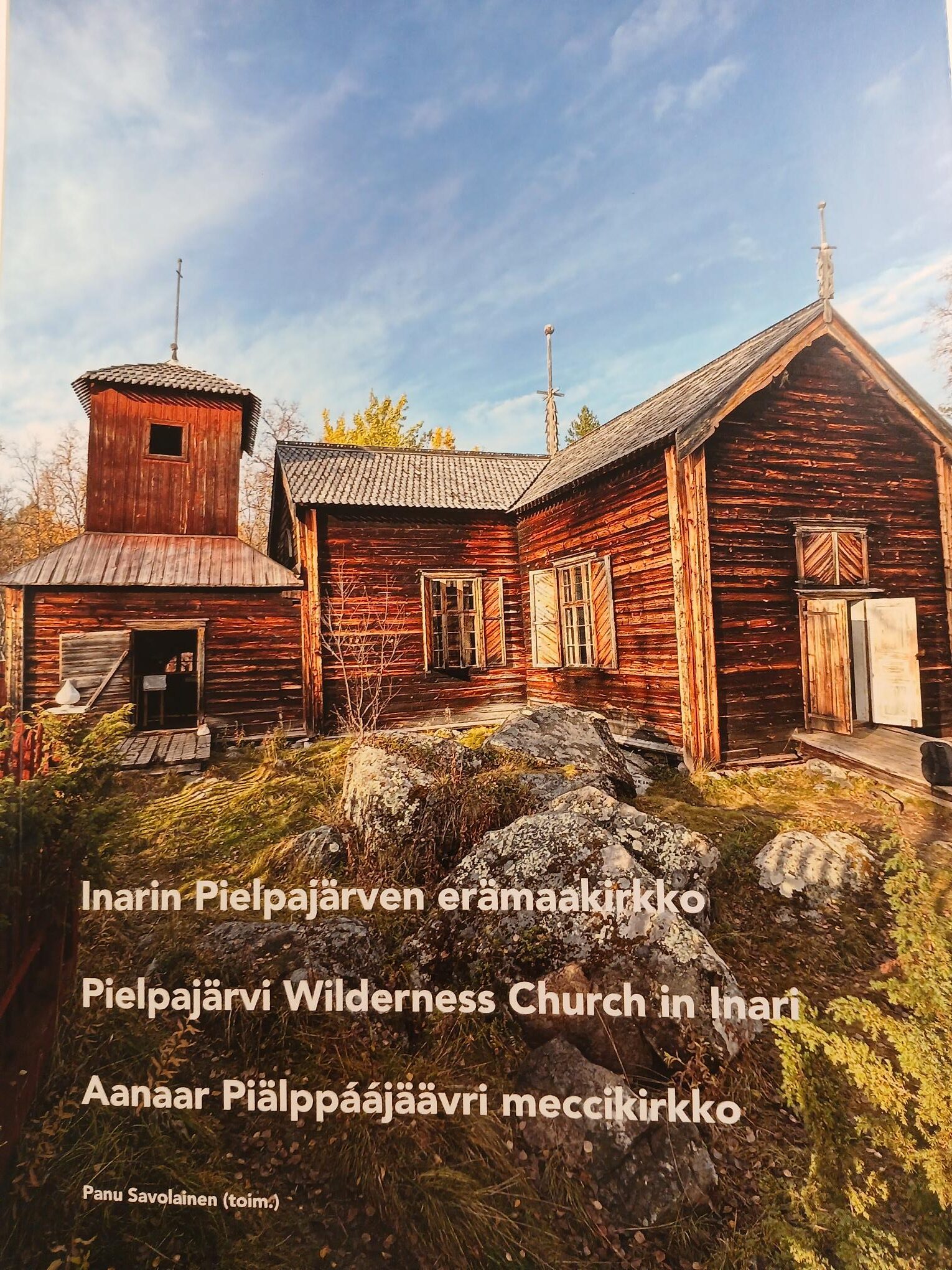 Kirjan kansikuva. Kuvassa puusta tehty vanha kirkko