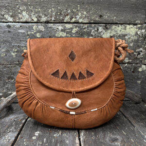 Iso käsilaukku madekoristeilla, Maria Aikio